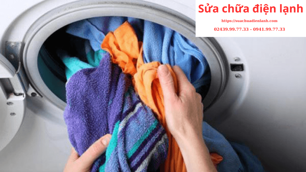 Máy giặt LG báo lỗi UE do quần áo trong lồng giặt không cân bằng