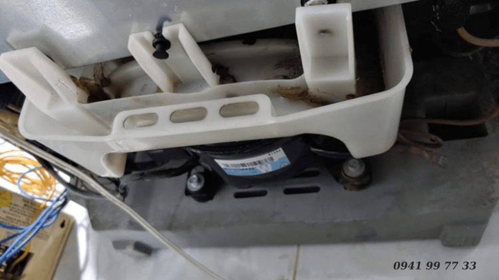 Khay nước sau tủ lạnh có tác dụng gì? Có cần đổ nước đi không?