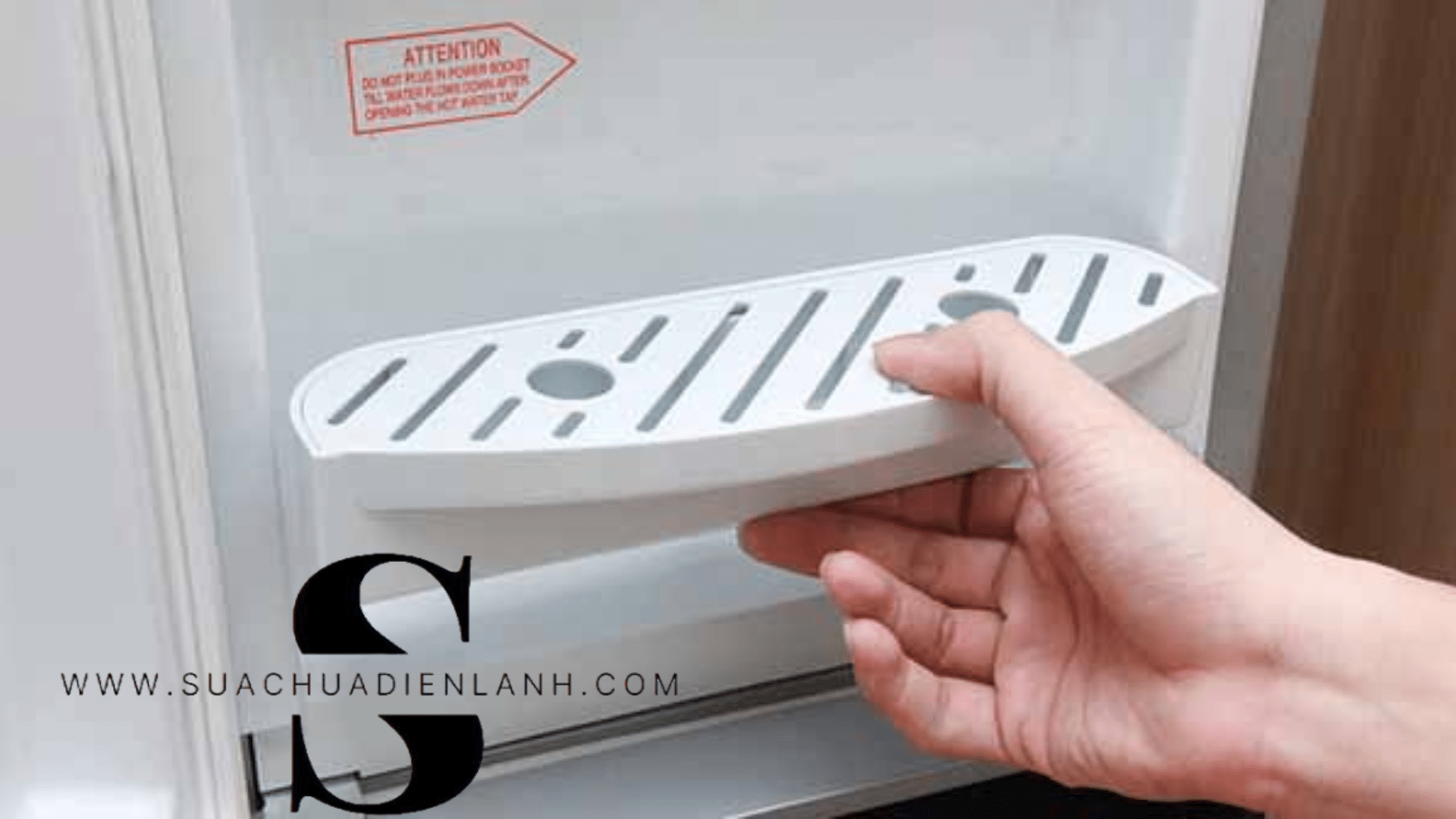 Hướng dẫn vệ sinh cây nước nóng lạnh tại nhà