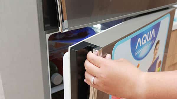 Khay nước sau tủ lạnh có tác dụng gì? Có cần đổ nước đi không?